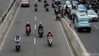 Ini penampakan sejumlah pemotor yang masih saja nekat terobos JLNT Kasablanka, Jakarta, Kamis (14/12/2017).