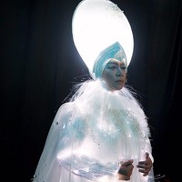 Sementara untuk riasan wajahnya dipoles oleh makeup artis Dhirman Putra. Sentuhan silver hingga bagian bulu mata membuat penampilan Melly Goeslaw semakin atraktif dan senada dengan temanya. Foto: Dok. Instagram