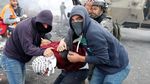 Foto Dramatis Penangkapan Demonstran Palestina oleh Aparat Israel