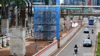 PT Adhi Karya selaku kontraktor proyek LRT Jabodebek lebih memilih membangun tiang baru di tengah jalan HR Rasuna Said, terpisah dari lokasi tiang bekas monorel yang berada lebih ke pinggir jalan, tepatnya di sekitar pembatas jalur cepat dan jalur lambat.