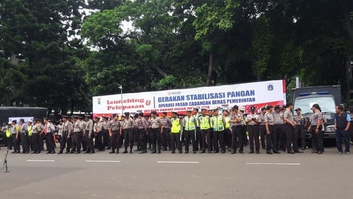 Polisi-Bulog Gelar Operasi Pasar Murah Jelang Natal dan Tahun Baru