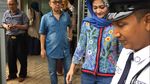 Senyum Ny Deisti Usai Jenguk Setya Novanto