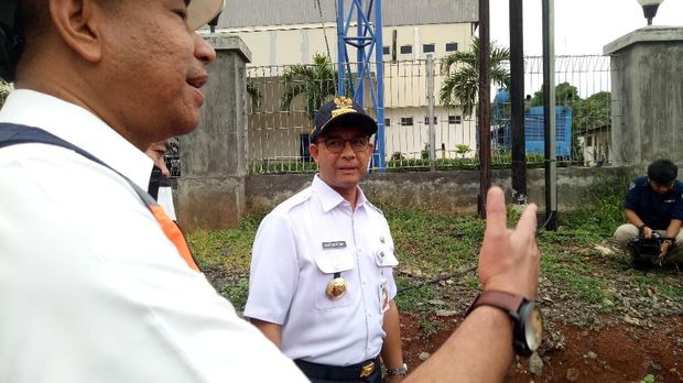 Anies Minta Pengelola Bikin Saluran Air di Proyek Tol Becakayu