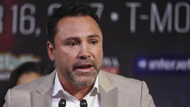 Oscar De La Hoya yakin Floyd Mayweather Jr. hanya mencari perhatian dengan komentar-komentar tentang UFC.