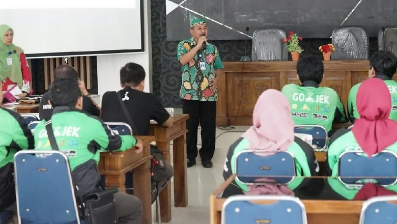Driver Gojek Dilatih Antar Obat ke Warga Miskin di Banyuwangi Driver Gojek Dilatih Antar Obat ke Warga Miskin di Banyuwangi