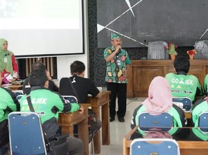 Driver Gojek Dilatih Antar Obat ke Warga Miskin di Banyuwangi