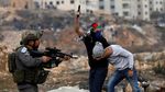 Foto Dramatis Penangkapan Demonstran Palestina oleh Aparat Israel
