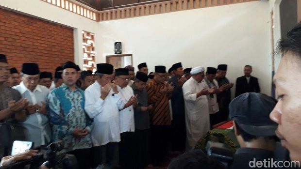 Jenazah AM Fatwa tiba di rumah duka