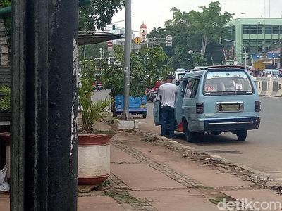 Jorok dan Bau! Jalanan di Matraman Jadi Toilet Umum Sopir Angkot