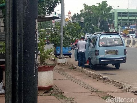 Sopir angkot di Jalan Matraman, Jaktim ketahuan buang air kecil sembarangan di jalan. 