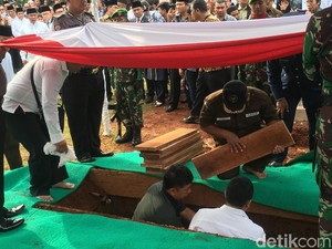 AM Fatwa Dimakamkan Secara Militer di TMP Kalibata