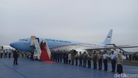 Wapres Jusuf Kalla, Panglima TNI Marsekal Hadi Tjahjanto, Mensesneg Pratikno, Menko Kemaritiman Luhut Panjaitan, dan Gubernur DKI Jakarta Anies Baswedan menyambut kedatangan Jokowi. (Foto: Bagus Prihantoro Nugroho/detikcom)