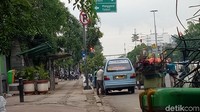 Seperti pantauan detikcom di Jalan Matraman Raya, Jaktim, Kamis (14/12/2017), ada seorang sopir mikrolet yang sedang buang air kecil sembarangan di jalanan.  Foto: Seysha Desnikia/ detikcom