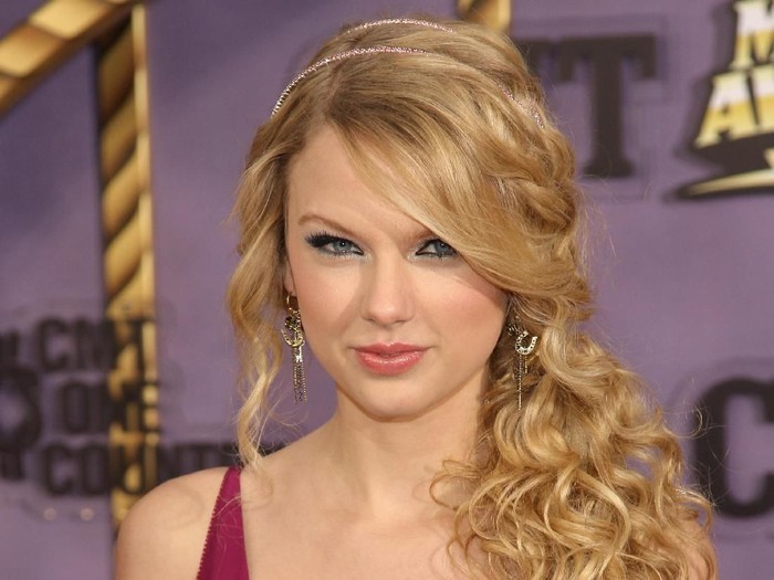Video Taylor Swift Syuting Klip End Game di Miami Bocor