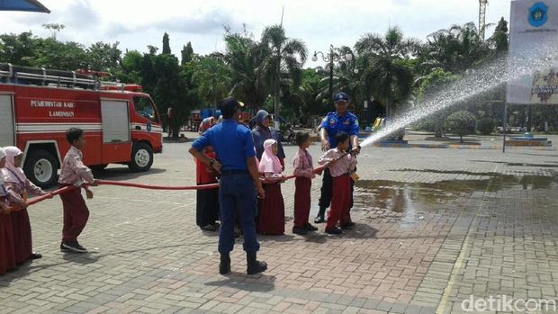 Pelajar di Lamongan latihan memadamkan api/