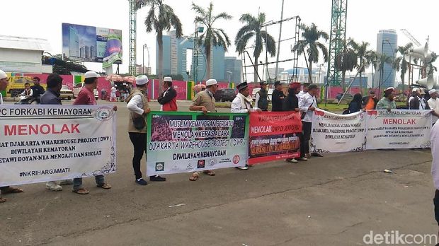  Massa menolak event DWP menggelar demonstrasi di JIExpo Kemayoran, Kamis (14/12/2017)