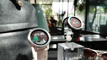 Tepatnya ada 15 aplikasi olah raga baik dalam maupun luar ruangan yang terpasang di jam tangan ini. Foto: detikINET/Anggoro Suryo Jati