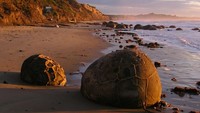 Di Pantai Koekohe, Selandia Baru, ada bebatuan besar yang mirip telur naga. Bebatuan ini disebut dengan Moeraki Boulders yang terbentuk dari kristalisasi kalsium karbonat, yang prosesnya terjadi sejak jutaan tahun lalu (Karsten Sperling/CNN)