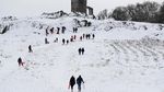 Brrr.. Begini Penampakan Taman Tertutup Salju di Inggris