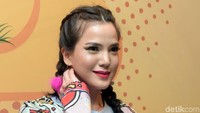 Ia tampil ceria dengan dress cerah dan rambut kepang dua. Pool/Noel/detikFoto.