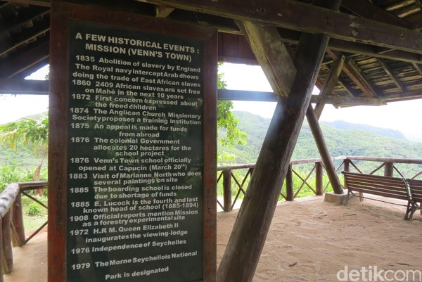 Di dalam gazebo ini ada papan informasi mengenai sejarah dihapusnya perbudakan di Seychelles (Fitraya/detikTravel) Di dalam gazebo ini ada papan informasi mengenai sejarah dihapusnya perbudakan di Seychelles (Fitraya/detikTravel)
