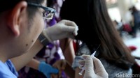 Beberapa mahasiswa terlihat ketakutan menjelang dan saat disuntik. Setelah selesai, mereka memijit lengan kanannya.