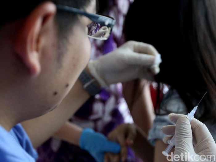 Program imunisasi dijalankan sebagai respons darurat KLB difteri. (Foto: Ari Saputra) Program imunisasi dijalankan sebagai respons darurat KLB difteri. (Foto: Ari Saputra)