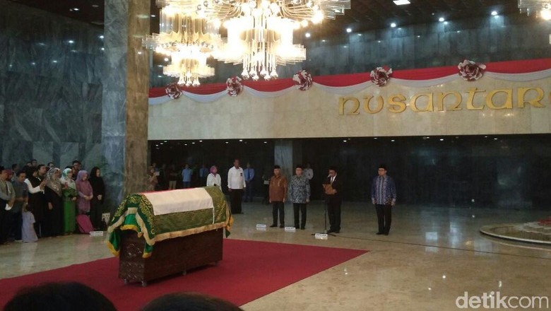 DPD RI Serahkan Jenazah AM Fatwa ke Keluarga DPD RI Serahkan Jenazah AM Fatwa ke Keluarga