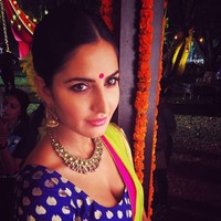 Tampil menggunakan Saree dan riasan tradisional India, Katrina juga terlihat menawan. Foto: Instagram