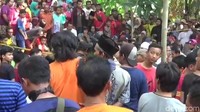 Begini suasana warga saat menyaksikan proses penggalian jasad Slamet yang dikubur oleh Muslimin. Di lokasi juga sudah terpasang garis polisi. (Foto: Robby Bernardi/detikcom)
