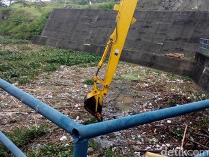 Miris, Melihat Sungai Penuh Sampah di Tulungagung