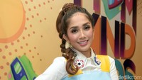 Ia tampil dengan dress bercorak warna-warni. Pool/Noel/detikFoto.