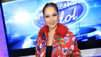 Ia tampak seksi dengan jaket floral merah yang dipadukan dengan celana hitam ketat. Pool/Palevi S/detikFoto.