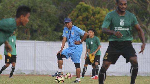 Rahmad Darmawan (tengah) dianggap cocok menangani Timnas Indonesia. (