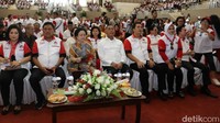 Mantan Presiden ke 5 Megawati Soekarnoputri bersama Menteri Pertahanan Ryamizard Ryacudu (tengah) dan Gubernur Sulawesi Utara Olly Dondokambey (ketiga kanan) saat mengikuti acara aksi bela negara di Minahasa, Sulawesi Utara. dok Menhan/pool