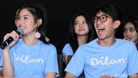 Keduanya terlihat happy.