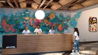 Hotel ini juga dihiasi oleh berbagai ornamen seni hasil karya para seniman. Ada 6 orang seniman lokal yang dilibatkan dalam proyek hotel ini. (Ristu Hanafi/detikTravel)