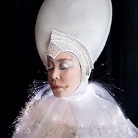 Menjadi elemen Mother Earth atau alam semesta, Melly Goeslaw yang sekaligus menciptakan lagu Hara khusus untuk Rinaldy, menarik atensi dengan gaun putih rancangan Adrian Gan yang disempurnakan menggunakan lampu LED. Foto: Dok. Instagram