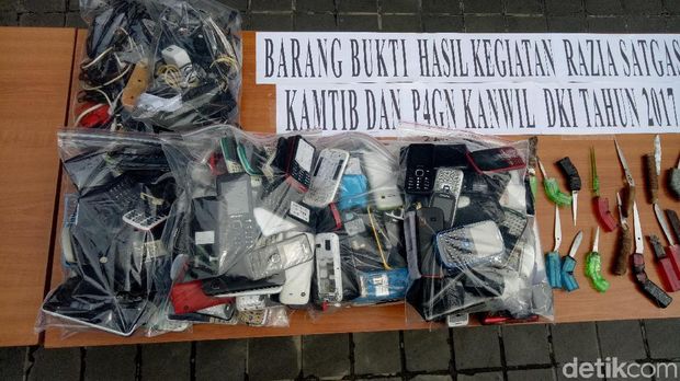 Kanwil DKI Musnahkan 248 Ponsel hingga 57 Sajam Hasil Sidak Lapas