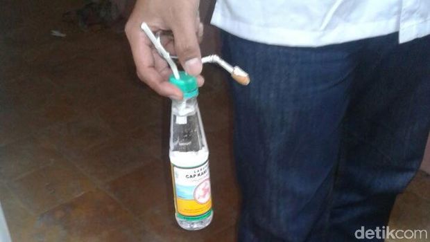 Alat penghisap sabu atau bong ditemukan di lokasi.