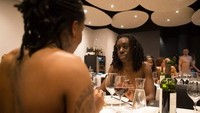 Meski membuka restoran telanjang, nyatanya pasangan Mike dan Stephane bukanlah kaum naturist yang gemar bertelanjang bulat. Mereka hanya pebisnis yang jeli melihat peluang dan memanfaatkan tren. (AFP)