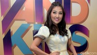 Ia memilih tampil dengan gaun kuning. Pool/Noel/detikFoto.