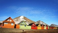 Mulai 23 April sampai 23 Agustus, matahari tidak pernah tenggelam di Svalbard, kepulauan di Norwegia. Traveler pun bisa melihat fenomena matahari tengah malam di sini (Chris Jackson/Getty Image/File/CNN)