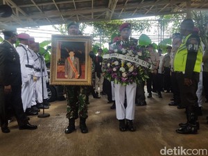 Pelepasan Secara Militer, Jenazah AM Fatwa Dibawa ke TMP Kalibata