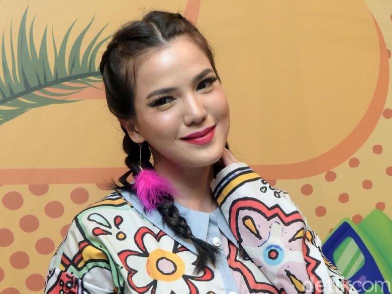 Alice Norin Dibantu Suster untuk Merawat Anaknya Alice Norin Dibantu Suster untuk Merawat Anaknya