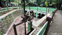 Mereka leluasa melakukan itu lantaran hingga saat ini di taman itu belum terpasang lampu penerangan, pintu gerbang, dan petugas yang berjaga.