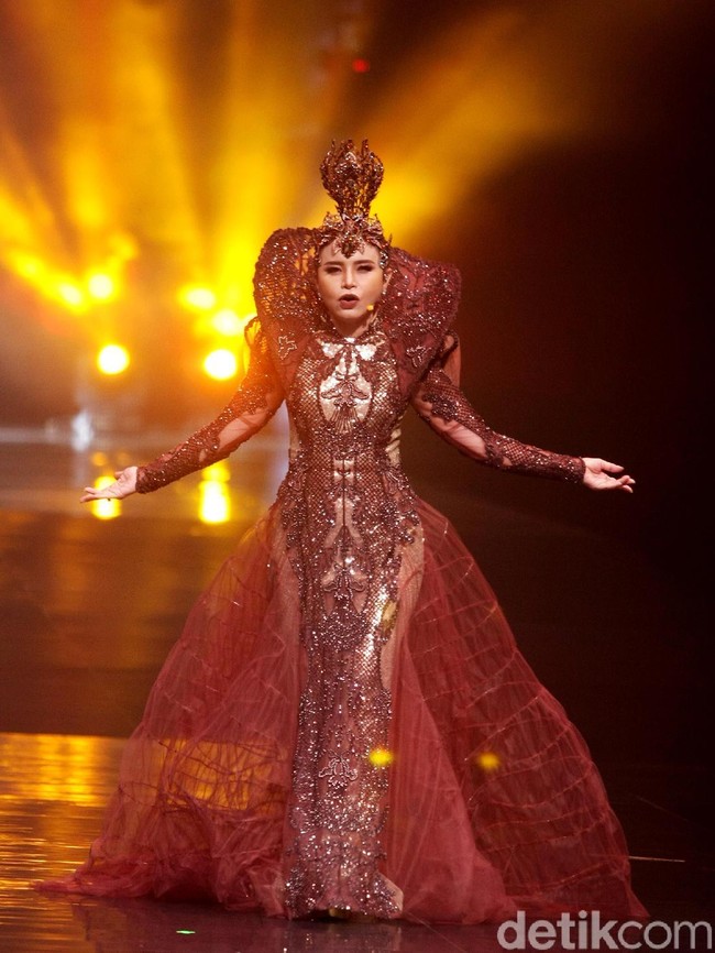 Gaya Rossa malam itu juga dilengkapi headpiece berupa mahkota dengan hiasan berbentuk bola dunia. (Foto: Mohammad Abduh/Wolipop)