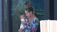 Beberapa waktu lalu, Beyonce liburan ke Miami bersama keluarganya, pasca melahirkan. Mereka menyewa sebuah mansion mewah untuk liburan ini (@BlkBillGates/Twitter)