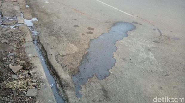 Sisa air kencing yang ada di jalanan Matraman, Jakarta Timur. 