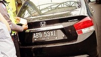 Pengendara menggunakan mobil dengan TNKB yang dimodifikasi. Nomor pelatnya jadi bisa terbaca ABG Sexi.Foto: Instagram/@rtmcditlantasdiy